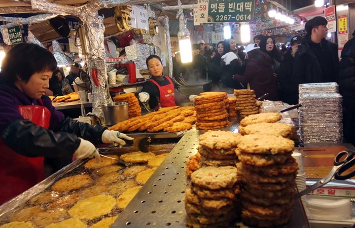 Bindaetteok, o panqueque salado de frijol mungo, es uno de los platillos más famoso del mercado.